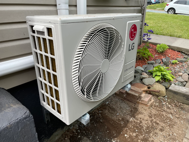 ValiantEnergyCT's tweet photo. Only a few more days to beat the summer heat with Valiant Energy Solutions! 

For a limited time, we're offering up to $1,000 off for qualifying HVAC systems. We'll even seal your ductwork at no extra charge!

ACT NOW: https://t.co/Cyt11SpK5R

 #HVAC #ValiantEnergySolutions https://t.co/pA48xNFi3z