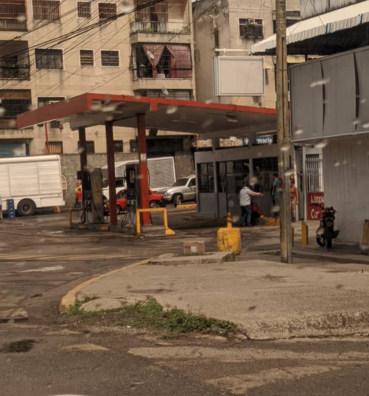 Hasta cuándo <a href="/PDVSA/">PDVSA</a> permite que encargados de Estación de Servicio Valle Verde #Guarenas #Miranda se burlen de usuarios, sucedió hoy #27Junio 5 horas de cola, cerraron sin avisar y no atendieron a los que estaban antes del cono. Y pasan "funcionarios" <a href="/DespeloteN/">Despelote noticias</a> <a href="/ServPublicosVe/">Servicios Públicos Vzla</a>
