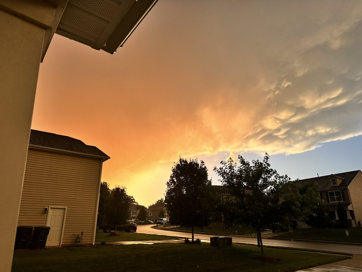 ShannEKelly's tweet photo. @TimBuckleyWX Crazy sky in Kernersville last night! https://t.co/Zqc4ftkrdV
