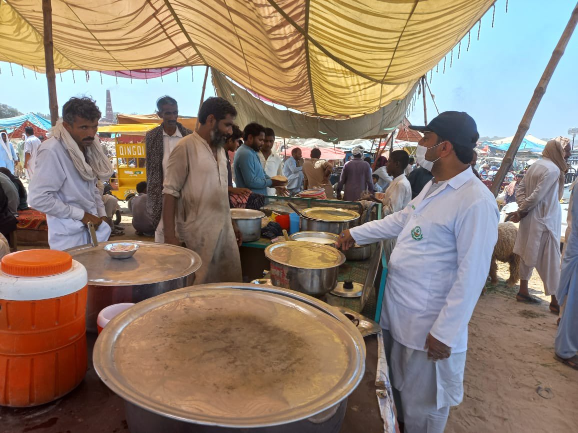 pfakhbofficial's tweet photo. ڈائریکٹر جنرل پنجاب فوڈ ا تھارٹی کی ہدایت پر
ڈپٹی ڈائریکٹر آپریشن ڈاکٹر لالہ رخ کی سربراہی میں
عید الضحٰی کے پیش نظر مویشی منڈیوں میں موجود فوڈ 
پوائنٹس کی خصوصی  چیکنگ کی مہم جاری

@PFA_ADGops
@Director_North
@PFAHQOfficial https://t.co/G9fj3b4spz