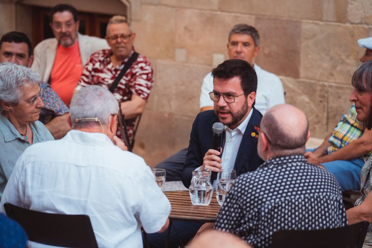 perearagones's tweet photo. 🌈 Hem començat la celebració del Dia Internacional de l'Orgull al pati dels Tarongers, amb testimonis colpidors i emotius d'una generació que va obrir camí pels drets i llibertats de les persones #LGBTI a Catalunya.

Us mereixeu tot el reconeixement, sou l'#OrgullMésGran! 🙌🏻✨ https://t.co/VoKjjprvMZ