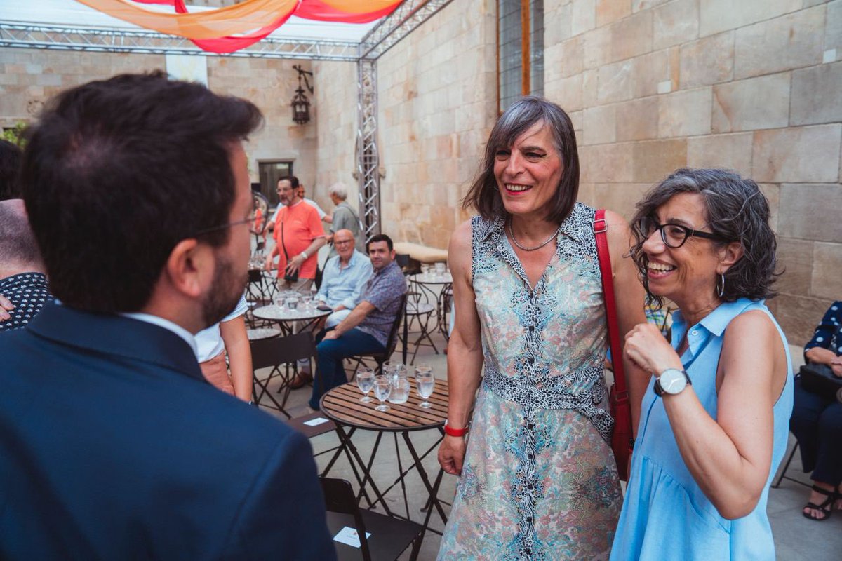 perearagones's tweet photo. 🌈 Hem començat la celebració del Dia Internacional de l'Orgull al pati dels Tarongers, amb testimonis colpidors i emotius d'una generació que va obrir camí pels drets i llibertats de les persones #LGBTI a Catalunya.

Us mereixeu tot el reconeixement, sou l'#OrgullMésGran! 🙌🏻✨ https://t.co/VoKjjprvMZ