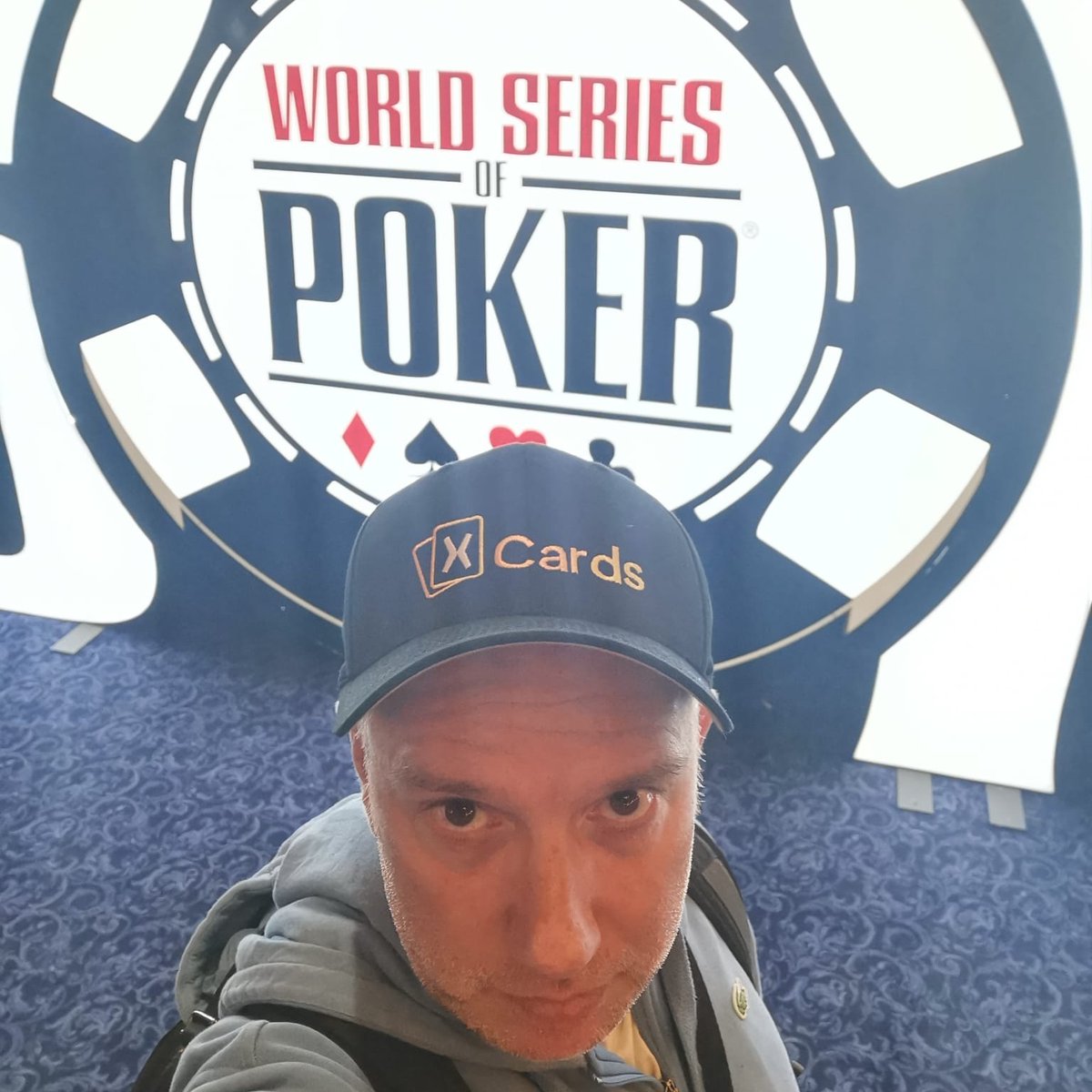 🍿 Mikael Bozo has been a film producer and poker enthusiast for years! 

In 2008, he helped @PatrickBruel to cover the WPT and met some of the biggest players of the moment, including @phil_hellmuth @RealKidPoker @TexDolly @barrygreenstein @philivey... 🤩