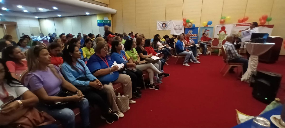 CLAP_NEsparta's tweet photo. #Ahora @Juniorgpsuv, Coord. de Organización del @PSUV_NE, facilitador del Plan de Formación y Concientización de líderes y lideresas CLAP, expone metodología del registro en el  sistema de los Jefes de Familia. 

@LealTelleria
@MinAlimenVen
@PartidoPSUV

#IntegraciónTecnológica https://t.co/KR5UBmPiG2