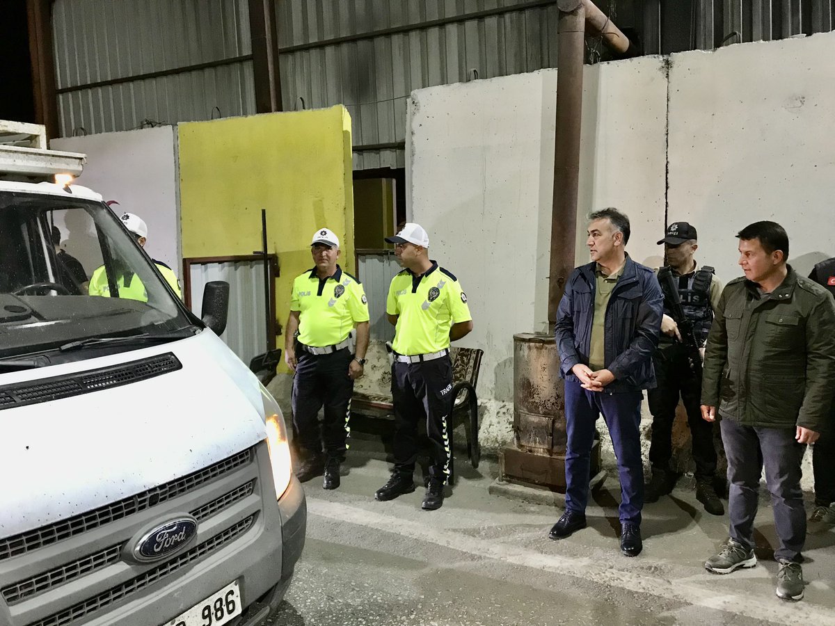 Valimiz Oktay Çağatay, Kurban Bayramı arifesinde Tatvan ilçemizde bulunan Yol Kontrol Noktasını ziyaret ederek polislerimizin ve sürücülerin Kurban Bayramlarını kutladı.

Vali Oktay Çağatay’a ziyaretlerinde İl Emniyet Müdürü Celal Özcan eşlik etti.