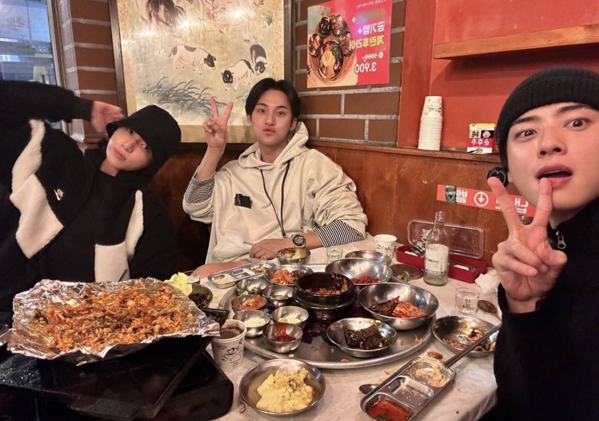 Jungkook hangs out to the bar called Simmani , near Konkuk University last night to have fun with his 97 liners friends Eunwoo and Mingyu, good to know that Jungkook is enjoying his time with his friends ♡