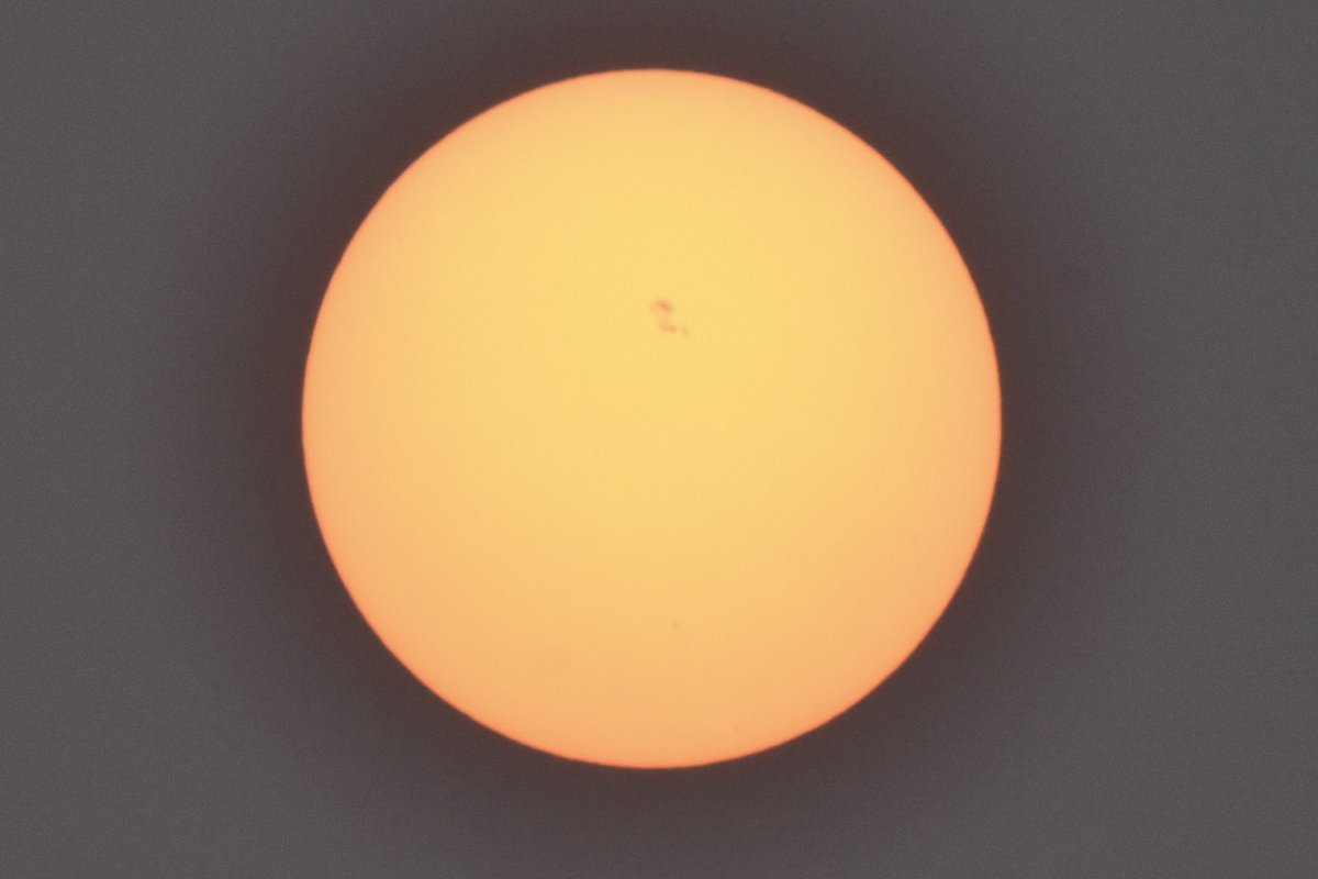 Crazy to see the sun like this so high in the sky with the Canadian #Wildfire smoke. Sunspots and all. No filter but the one Mother Nature has provided. Wow. <a href="/RobElgasABC7/">Rob Elgas</a> <a href="/TracyButlerABC7/">Tracy Butler</a> #chicago #weather