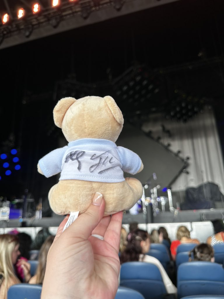 briluvbtr's tweet photo. no but @TheCarlosPena literally took the sharpie away from security after she snatched it from my hand and made all the guys sign the bear for my baby boy 🥹🥹🩵 https://t.co/aFpIt6tM66