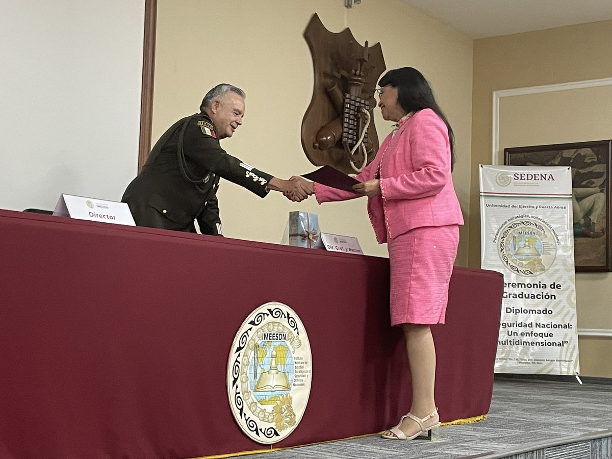 IMEESDN's tweet photo. Ceremonia de graduación del Diplomado “Seguridad Nacional: Un enfoque multidimensional”. 

Presiden: Gral. Dir. y Rector de la Universidad del Ejército y Fuerza Aérea, Gral. David Rivera Medina, y Gral. Dir. del #IMEESDN, Gral. Rafael Paz del Campo. https://t.co/NGK6TlzAfa