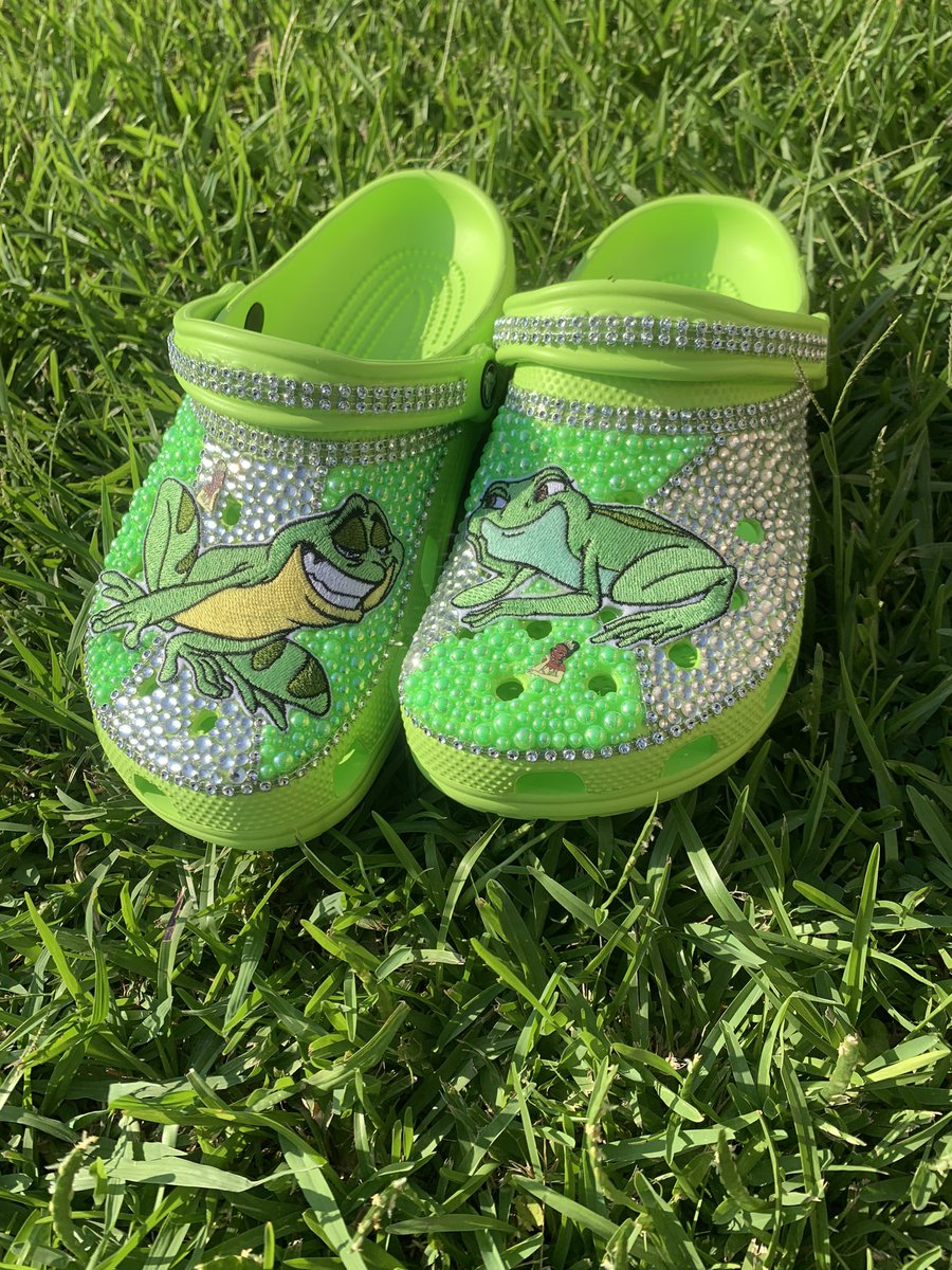 d__robert's tweet photo. Bust my own head🤯🔥
”Princess and the Frog”🐸💚
Doing what I love😏
#2tallcustoms🧘🏾♂️ #crocs #customcrocs #womencrocs https://t.co/KPXcThS9RR