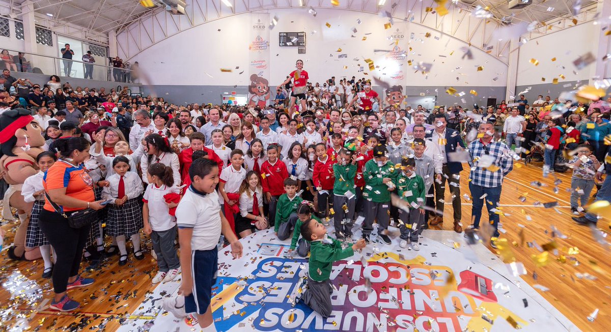 EVillegasV's tweet photo. Ahora llevamos la presentación de los uniformes a #LaLaguna 

120 mil uniformes para los 11 municipios de la región, que se traducen en #igualdad para nuestro alumnos duranguenses. 

Y mi amiga @LetyHerreraAle  va a poner el calzado escolar para los alumnos de #GómezPalacio cómo parte del kit escolar que entregaremos junto con los útiles escolares y los libros de texto gratuitos.