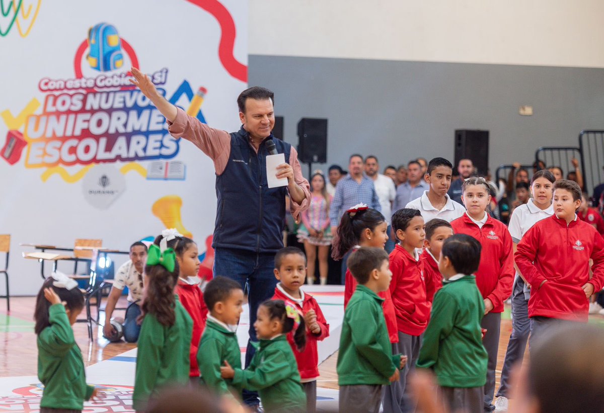 EVillegasV's tweet photo. Ahora llevamos la presentación de los uniformes a #LaLaguna 

120 mil uniformes para los 11 municipios de la región, que se traducen en #igualdad para nuestro alumnos duranguenses. 

Y mi amiga @LetyHerreraAle  va a poner el calzado escolar para los alumnos de #GómezPalacio cómo parte del kit escolar que entregaremos junto con los útiles escolares y los libros de texto gratuitos.