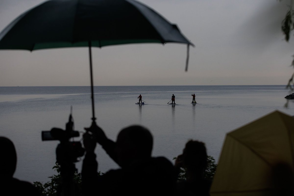 Three friends from Michigan paddle boarding across the Great Lakes to help protect them - what a great story ⁦@swimdrinkfish⁩ #lakeontario  theglobeandmail.com/canada/article…