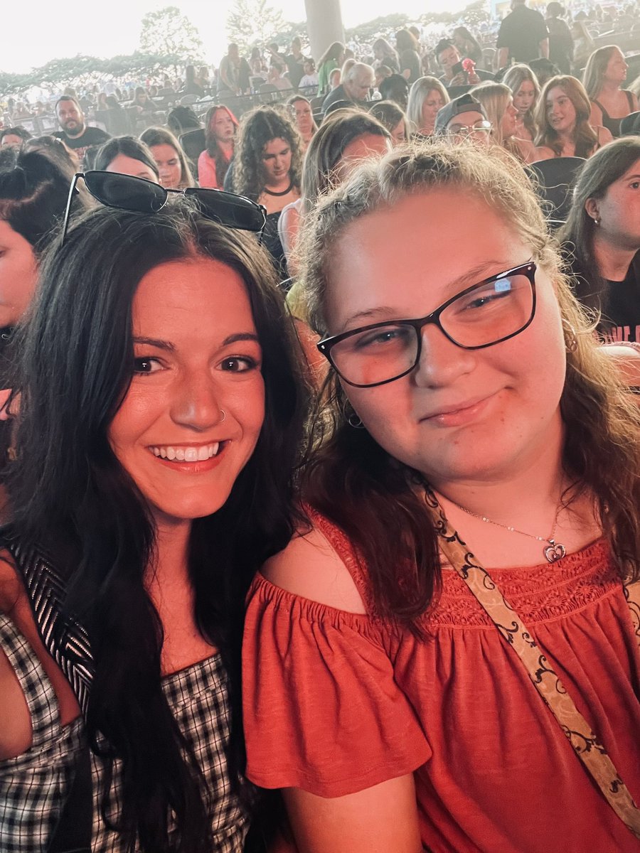 cleannef_'s tweet photo. First time seeing @bigtimerush in 9 years for me, and Graces first time for her sweet 16 today! V excitedddd 😄 https://t.co/zXDcufRcdQ