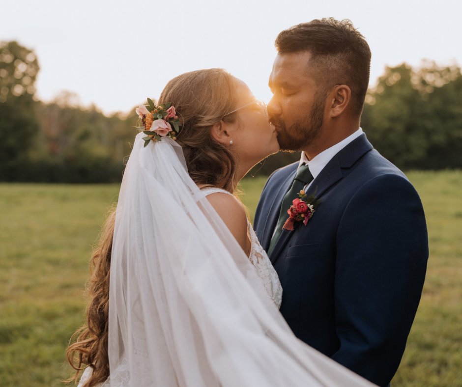 TheWeddingRing's tweet photo. Wedding Tip ✨If you are looking to make a gran entrance, add a veil! Accessories by Now &amp; Always has a veil for any style 🤩👗 

Read more here: https://t.co/2A2EnKNYtn https://t.co/K5AhnmmvzE