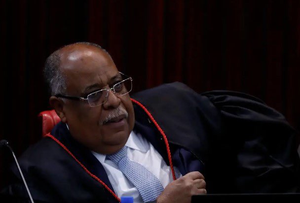 O estudo no futuro da história do Brasil nos últimos quatro anos passa pela leitura do voto do ministro do <a href="/TSEjusbr/">TSE</a> Benedito Gonçalves sobre o gravíssimo atentado à democracia por Jair Bolsonaro. Um voto magistral. Fiel aos fatos. Judicioso. Minucioso. E demolidor!