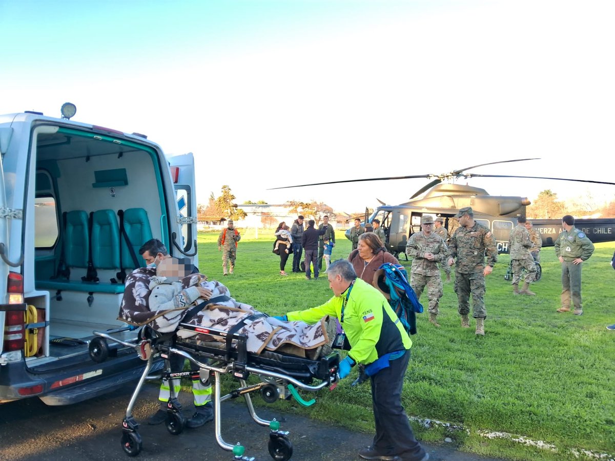 Continuamos desplegados en la zona centro sur de 🇨🇱
La comunidad de la región del #Maule recibió el vital apoyo de aviadores militares #FACH, quienes llevaron víveres a dicho sector junto con trasladar de un adulto mayor, quien posteriormente recibió atención médica.