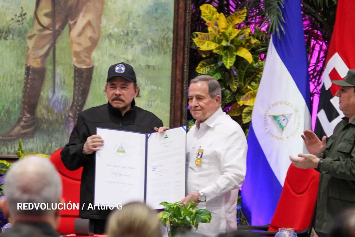 la_moralimpia's tweet photo. Presidente de #Nicaragua Cmdte. Daniel Ortega Saavedra condecora al Dr. Carlos Argüello, Representante de Nicaragua ante la Corte Internacional de Justicia de la Haya con la Orden Augusto Sandino. #FuerzaDeVictorias 🎖🇳🇮 @ale_rusconi @ComiteAbreuLima @amintazea https://t.co/jbso8XZ1Dm