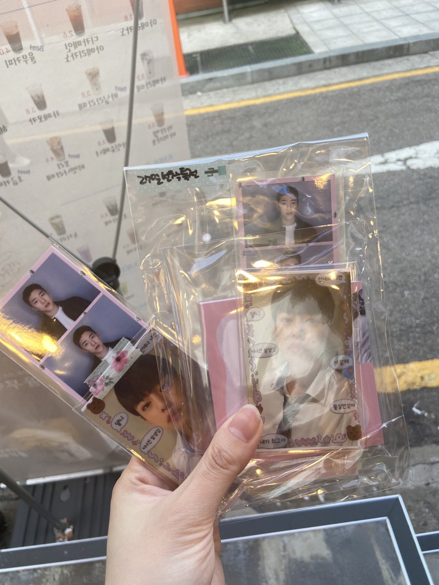 moonupthesky95's tweet photo. 4.모리카페
요기는 직접 못가서 지인에게 부탁해서 특전이랑 사진겟촤! 27일 선착 특전까지 받아서 넘나 햄보케요♡ 포카랑 다 너무 쫀예♡ https://t.co/uGZQwzpi23
