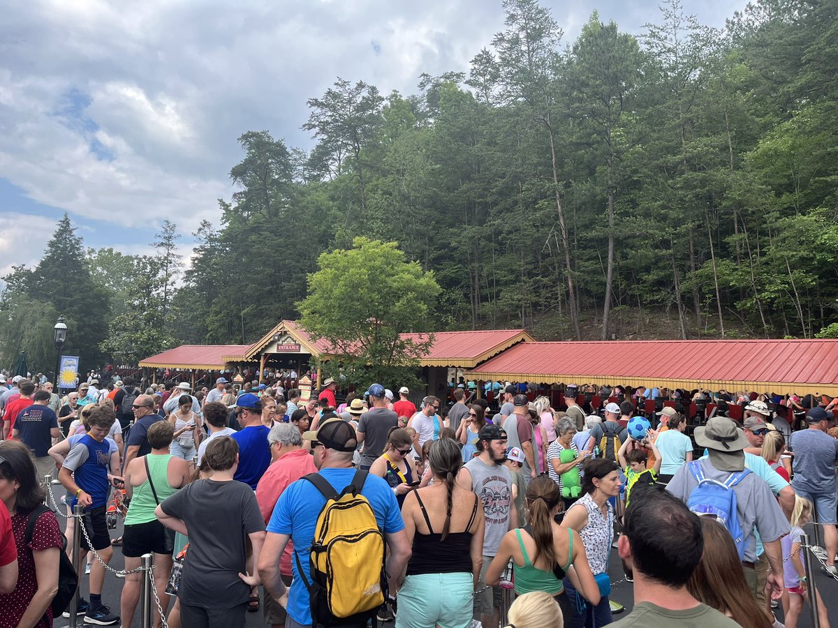 Is this normal crowds at Dollywood to get on the train or was I here on the busiest Monday ever