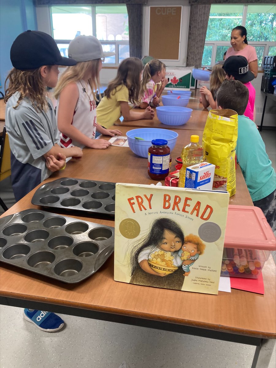 SudburyCDSB's tweet image. The Grade 2/3 French Immersion class at St. Charles School had an amazing time making Fry Bread (Bannock) last week, thanks to Sandra Migwans, their Indigenous Support Worker! Check out their fantastic adventure: bit.ly/3JxRsgt 🧡

#NationalIndigenousPeoplesDay #FryBread