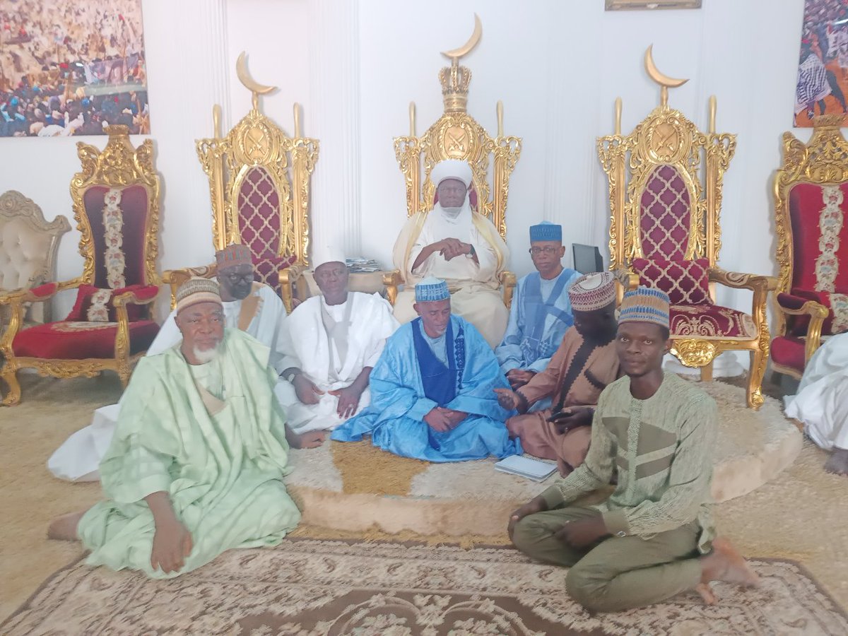 Faces of Central Working Commitee members led by chairman, Dr Abdul-Alim Bello on courtesy call on the Emir of Kabbin Argungun, His Alh Sama'ila Muhammadu Mera CON flanked with the Emir