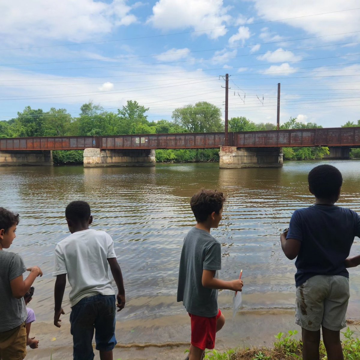 UrbanAdvSquad's tweet image. #SquadMembers practiced community science w/ a bird count today as we walked around @KenAqGardens &amp;amp; hiked the River Trail. We observed red-shouldered hawks, cardinals, blue jays, &amp;amp; red-winged blackbirds &amp;amp; learned to ID their calls. 

#JuniorRangerAdventureSquad 
#CityAsAClassroom