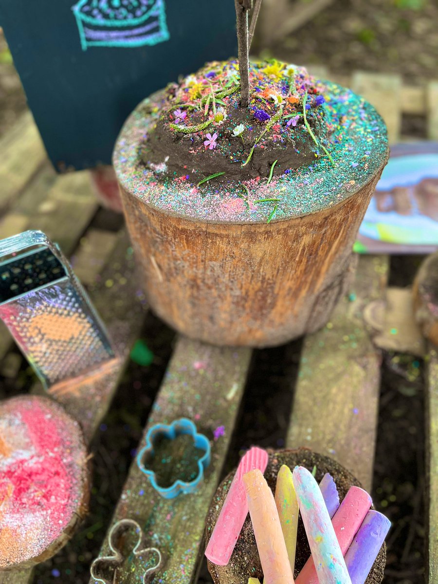 EdadventuresM's tweet photo. Anyone say #bakeoff? Welcome to the @BritishBakeOff but the #mudkitchen version @KelsallSchool with Yr1 where we had a #mudcake & #mudpie showdown this afternoon 💚 inspired by the lovely #theamazingmudcake book 💚 with @camp_curiosity https://t.co/e6XAQ5ILeo