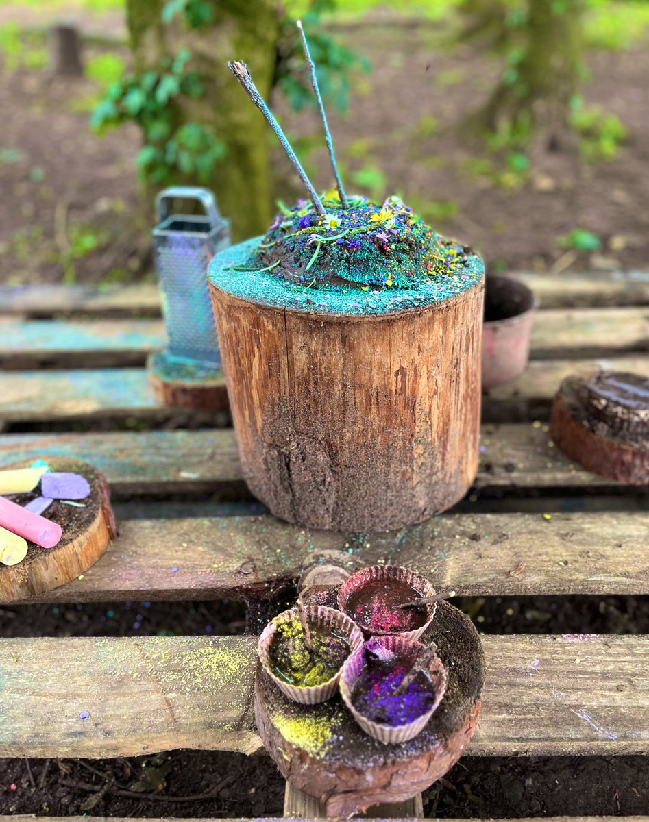 EdadventuresM's tweet photo. Anyone say #bakeoff? Welcome to the @BritishBakeOff but the #mudkitchen version @KelsallSchool with Yr1 where we had a #mudcake & #mudpie showdown this afternoon 💚 inspired by the lovely #theamazingmudcake book 💚 with @camp_curiosity https://t.co/e6XAQ5ILeo
