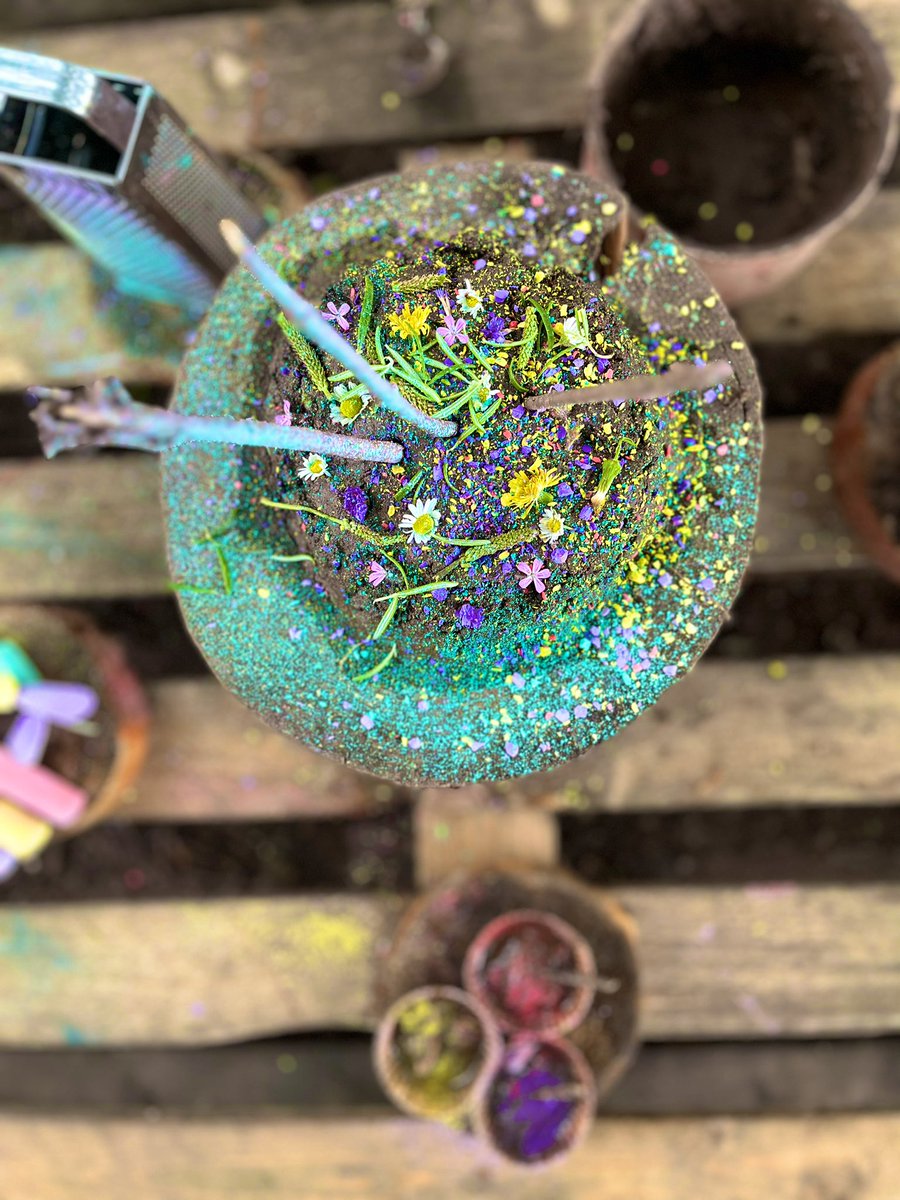 EdadventuresM's tweet photo. Anyone say #bakeoff? Welcome to the @BritishBakeOff but the #mudkitchen version @KelsallSchool with Yr1 where we had a #mudcake & #mudpie showdown this afternoon 💚 inspired by the lovely #theamazingmudcake book 💚 with @camp_curiosity https://t.co/e6XAQ5ILeo