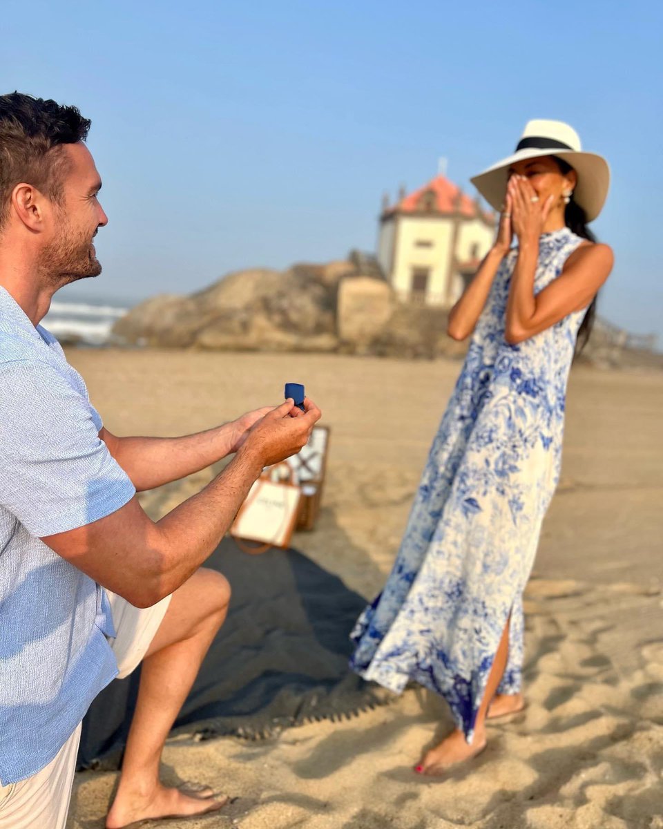 BuzzingPop's tweet photo. Nicole Scherzinger reveals she’s engaged to boyfriend Thom Evans. https://t.co/5L96eRUamp