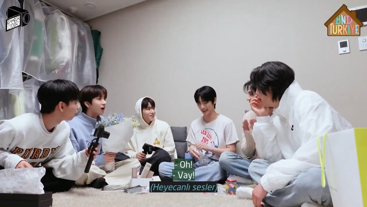 trboynextdoor's tweet photo. [CEVIRI] CAMCORDOOR Henüz piyasaya yeni çıktık bu yüzden parti vermeliyiz 🎂 #Debutlog (2)

Çeviri: Lody, Butterfly, Petrichor, Kuromin, Choco
Zamanlama: Petrichor, İzzy, Butterfly 
Düzenleme: Petrichor
🔗https://t.co/1dRmBKvyI1

#bndtrceviri #BOYNEXTDOOR #보이넥스트도어 https://t.co/HGIYkxxZmF