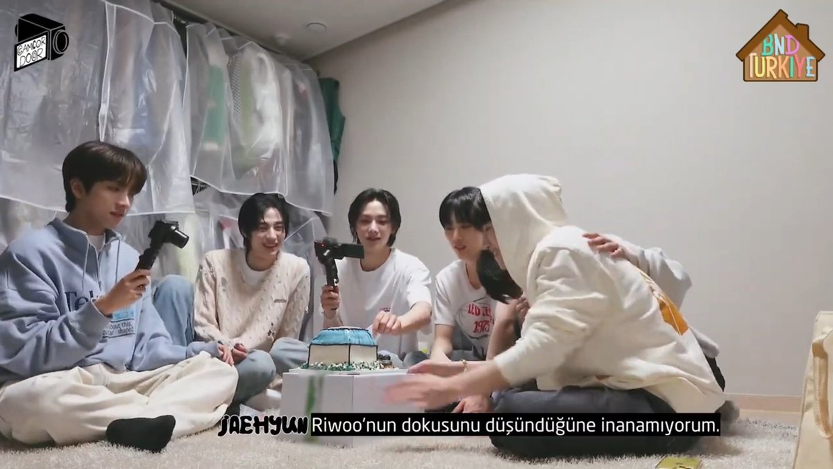 trboynextdoor's tweet photo. [CEVIRI] CAMCORDOOR Henüz piyasaya yeni çıktık bu yüzden parti vermeliyiz 🎂 #Debutlog (2)

Çeviri: Lody, Butterfly, Petrichor, Kuromin, Choco
Zamanlama: Petrichor, İzzy, Butterfly 
Düzenleme: Petrichor
🔗https://t.co/1dRmBKvyI1

#bndtrceviri #BOYNEXTDOOR #보이넥스트도어 https://t.co/HGIYkxxZmF