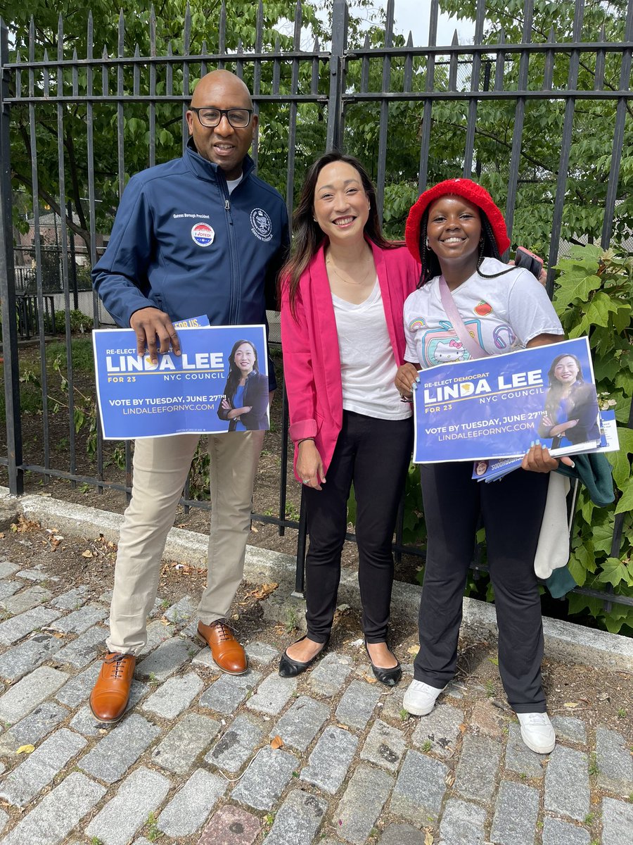 Nothing better than talking to voters at PS 135-Bellaire School with our Borough President <a href="/DRichardsQNS/">Donovan Richards Jr.</a> &amp; one of <a href="/thelinterns/">Linterns</a>! #TeamLinda
