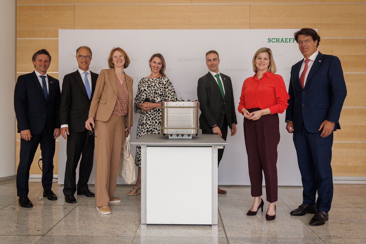 LSchreinemacher's tweet image. Die @SchaefflerGroup hat heute eine beeindruckende EU Growth Strategy &amp;amp; zukunftsorientierte Vision zur DE-NL Wasserstoff-Kooperation präsentiert. Ich begrüsse ihr Vornehmen, um bis 2030 eine spezielle Wasserstoffanlage für Klimaneutrale Produktion zu etablieren. #NLBYtogether