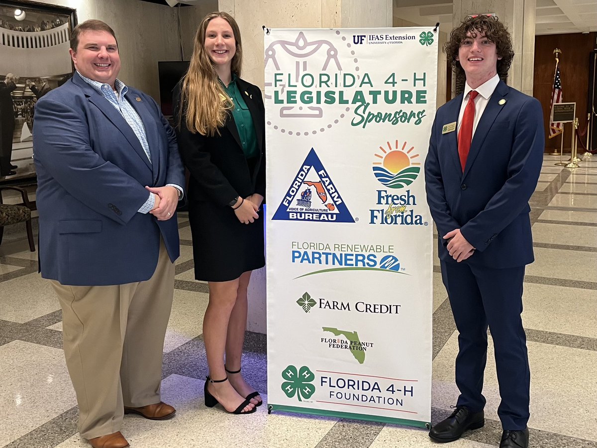 Florida4H's tweet photo. #4H alumnus Steven Hall, General Counsel for @FDACS, welcomed #Florida4H'ers to the Capitol for #FL4HLEG. We appreciate the loyal support of the FDACS team and Commissioner Wilton Simpson helping to grow the next generation of leaders. 🍀 https://t.co/AnG3A1y0ed