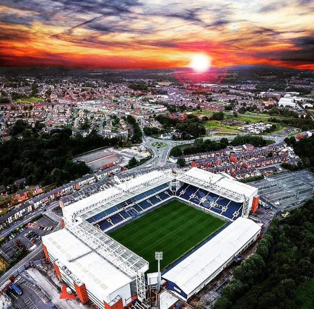 Sunset over Ewood.

📸 by #calciotoribrutti