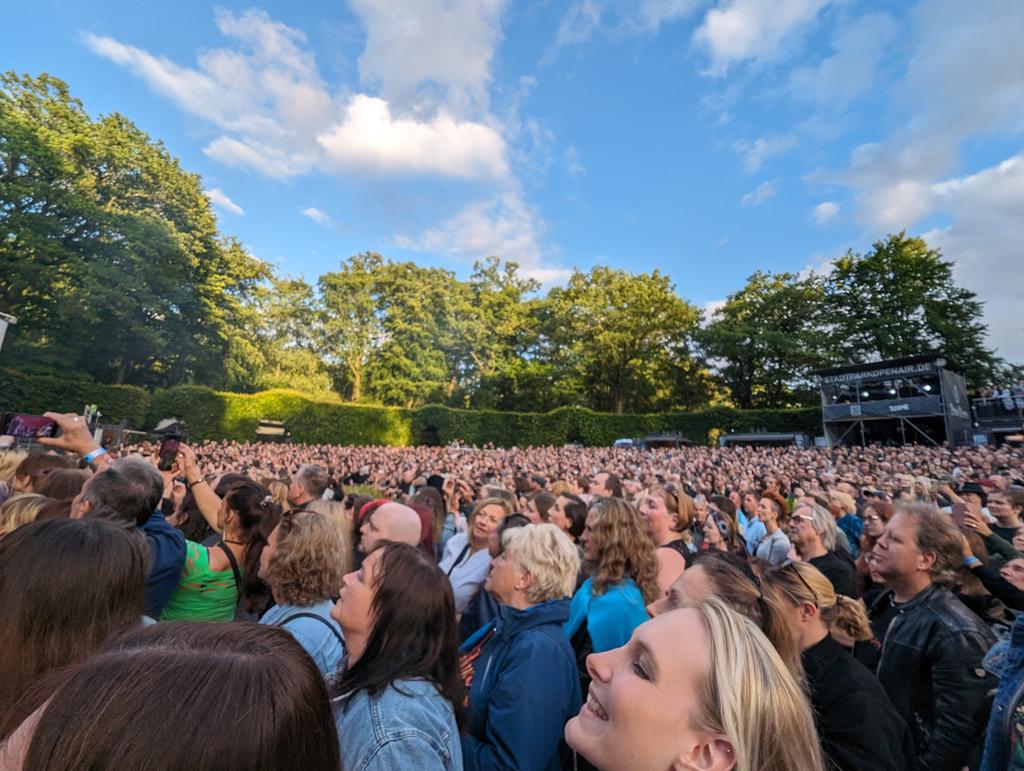 Packed house. No room for any more people. The Hollywood Vampires in Hamburg. June 27, 2023.