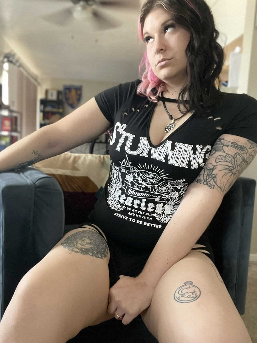 QuinNight666's tweet photo. 75 RTS and ill show you that i didnt wear panties today….there might even be another surprise under there 👀 https://t.co/6Q46GWr0wD