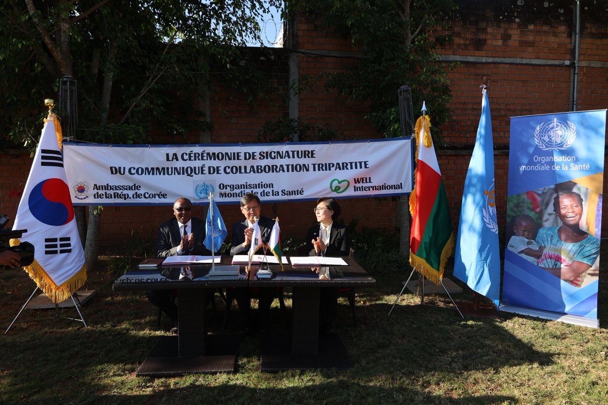 OMSMadagascar's tweet photo. ✅️ L'Ambassade de la République de Corée à🇲🇬, #WELLInternational &amp; @OMSMadagascar signent une déclaration de coopération pour le renforcement du système de santé &amp; la promotion de la santé &amp;du bien-être à🇲🇬 pour une santé pour tous.
👇https://t.co/dWVLjpvtoI

#LeaveNoOneBehind https://t.co/wmsgXuIXCk