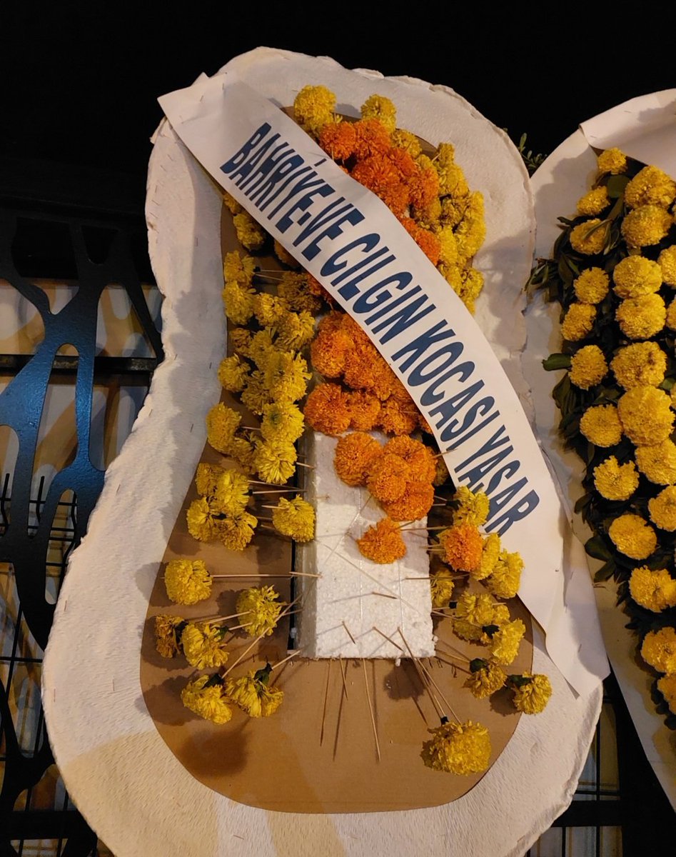 Arkadaşımın düğününe gelen çelenge bakın tam "seninle şöyle" yazmalık