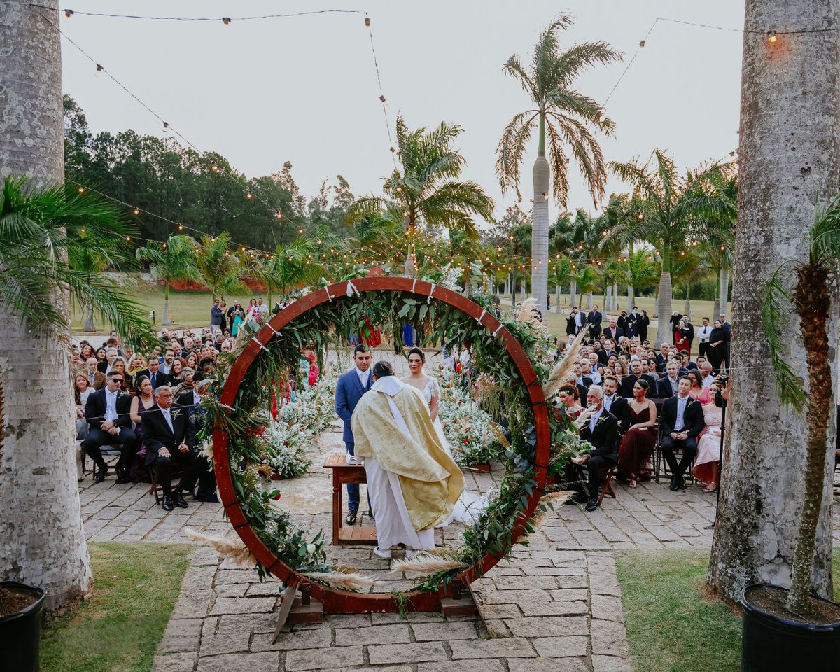 blessends_'s tweet image. No ponto mais alto de suas vidas, eles se encontram diante do altar, prontos para dizer "sim" e iniciar uma jornada de amor e cumplicidade. Neste momento sagrado, capturamos a emoção e a promessa de uma vida juntos.💍❤ #casamentos2023 #noiva #noivo #noivado #casar #casamentos