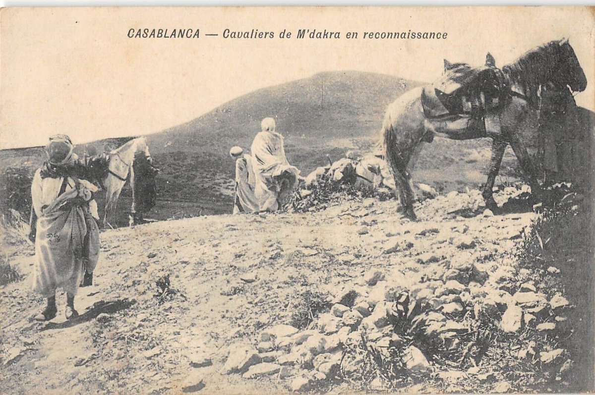 تريد صور لازياء  العرب المغاربة المنقرضة، و التي صورت اغلبها أثناء الحملة الفرنسية على قبائل الشاوية - الدار البيضاء و على الجهة الشرقية سنة 1907.
صور توثق للبس المغاربة للعقال و للعصاب و الشد، فوق عماماتهم، و هو الزي العربي بالمغرب العربي:
صورة لخيالة من قبيلة المذاكرة