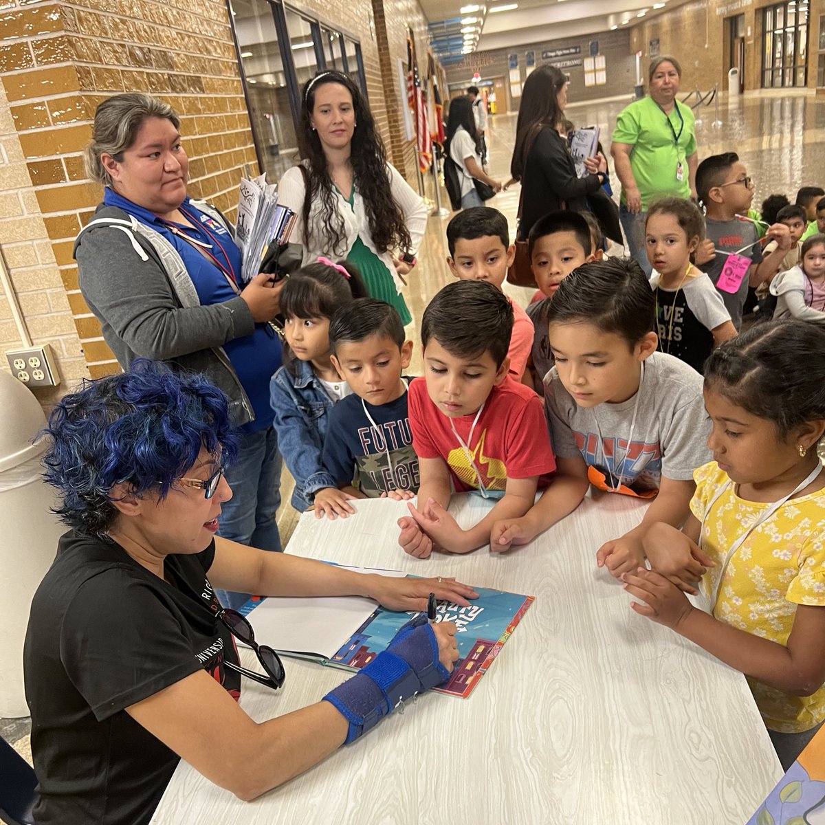 A sweet moment with our youngest readers and @NoNieqaRamos how amazing to add such great stories to their home libraries  #ThePlotThickens #AldineConectado @AldineAEA #AldineConnected @delgadong94