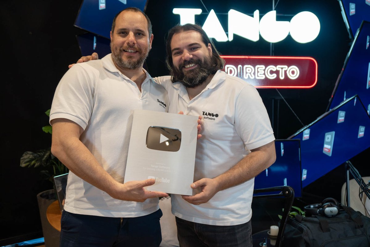 guskatsicas's tweet image. Festejando con @marcosnnovo  la placa enviada por Youtube por superar los 100k de seguidores en nuestro canal. youtube.com/@AxoftCorp.
#Tangoendirecto.