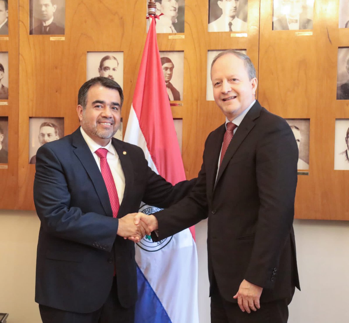 Mantuve hoy una fructífera y amena reunión con <a href="/cgfernandezv/">Carlos Fernández V</a>, Ministro de Hacienda designado por el Gobierno electo, acompañado de los respectivos equipos de transición. Fue un diálogo franco y transparente con el genuino interés en el bienestar de la Nación.