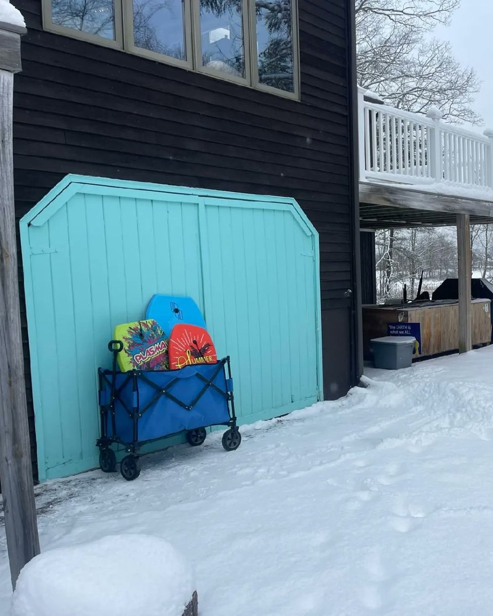 Like many Mainers, we're prepping right now to rent our home to tourists this summer. This piece about the blessings and curses. Also, photos for this summer article taken in Jan blizzard, so you can see the magic of photography & cropping. 😂⛱️⛄

mainehomes.com/come-stay-with…