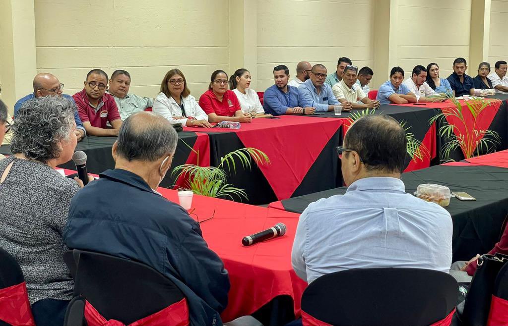 siproesunanleon's tweet photo. La Federación de Profesionales Docentes de la Educación Superior de Nicaragua (FEPDES-ATD) celebró el Día del Maestro Nicaragüense en Homenaje al Maestro Patriota Enmanuel Mongalo y Rubio en la que se estuvo entregando Reconocimiento a diferentes docentes #VIVASIPROES❤️🖤 https://t.co/CaYmLcIRcy