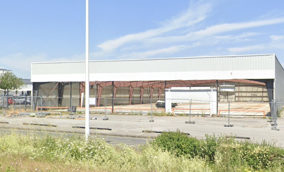 🚧 #Chantier en cours du #foodhall Dockside cofondé par Matthieu Langlois (La Boite à Meuh...), pour fin 2023📍151 Rue du Moulin de la Rousselière à Saint-Herblain ( 👀le nouveau toit est posé. les murs sont en cours de remplacement) #Restaurant micro-brasserie 🍺