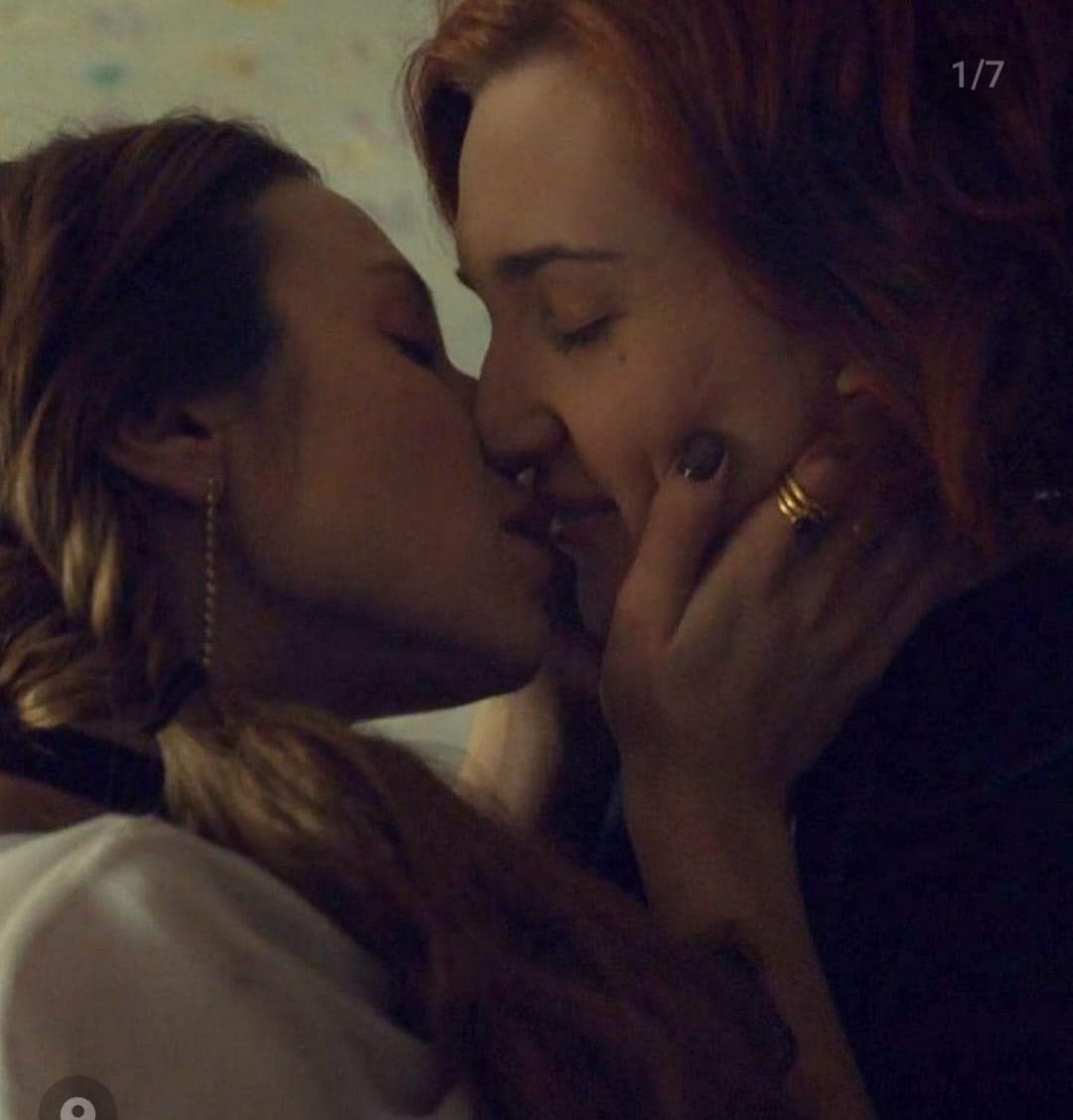 Happy #wayhaughtwednesday to all my lovely #Earpers Family 💙 #WynonnaEarp #RepresentationMatters 🏳️‍🌈 #katbarrell #dominiquepc #wayhaught